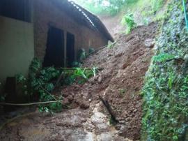 Rumah Yatin Semito di Padukuhan Kembang Sebagian Tertimbun Tanah Longsor