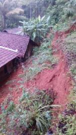 Rumah Giyoto dan Jumbadi Padukuhan Gedoro Tertimpa Tanah Longsor